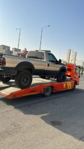 خدمة سطحة تقديرات الحوادث نحن نقدم خدمة التقديرات للسيارات في حالة الحوادث. إذا كانت الصدمة خفيفة وغير مكلفة، فسنقوم بنقل السيارة من موقع الحادث إلى مركز تقديرات الورشة. ولكن إذا كانت الصدمة قوية وتكلفة التقدير عالية، فسيتم تحويل السيارة إلى محكمة المعارض. في محكمة المعارض، سيتم تحديد قيمة السيارة قبل الحادث وقيمتها الحالية بعد الحادث. على سبيل المثال، إذا كانت قيمة السيارة قبل الحادث40000 ريال وبعد الحادث30000 ريال، فإن قيمة التقدير ستكون 20000 ريال. سيتم إرسال هذه القيمة من محكمة المعارض إلى شركة التأمين. وسيتم تسليم ورقة مختومة من محكمة المعارض. في غضون أسبوع أو أقل، يمكنكم التواصل مع شركة التأمين لاستلام التعويض المذكور. نتمنى للجميع السلامة الدائمة ونحن نقدم خدمة سحب السيارات في الرياض لنقل سيارتكم.