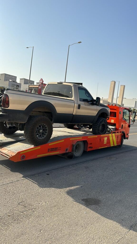 خدمة سطحة تقديرات الحوادث نحن نقدم خدمة التقديرات للسيارات في حالة الحوادث. إذا كانت الصدمة خفيفة وغير مكلفة، فسنقوم بنقل السيارة من موقع الحادث إلى مركز تقديرات الورشة. ولكن إذا كانت الصدمة قوية وتكلفة التقدير عالية، فسيتم تحويل السيارة إلى محكمة المعارض. في محكمة المعارض، سيتم تحديد قيمة السيارة قبل الحادث وقيمتها الحالية بعد الحادث. على سبيل المثال، إذا كانت قيمة السيارة قبل الحادث40000 ريال وبعد الحادث30000 ريال، فإن قيمة التقدير ستكون 20000 ريال. سيتم إرسال هذه القيمة من محكمة المعارض إلى شركة التأمين. وسيتم تسليم ورقة مختومة من محكمة المعارض. في غضون أسبوع أو أقل، يمكنكم التواصل مع شركة التأمين لاستلام التعويض المذكور. نتمنى للجميع السلامة الدائمة ونحن نقدم خدمة سحب السيارات في الرياض لنقل سيارتكم.
