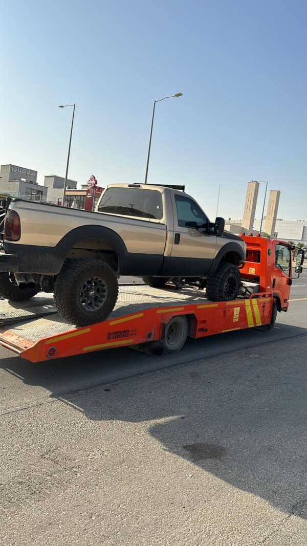 خدمة سطحة تقديرات الحوادث نحن نقدم خدمة التقديرات للسيارات في حالة الحوادث. إذا كانت الصدمة خفيفة وغير مكلفة، فسنقوم بنقل السيارة من موقع الحادث إلى مركز تقديرات الورشة. ولكن إذا كانت الصدمة قوية وتكلفة التقدير عالية، فسيتم تحويل السيارة إلى محكمة المعارض. في محكمة المعارض، سيتم تحديد قيمة السيارة قبل الحادث وقيمتها الحالية بعد الحادث. على سبيل المثال، إذا كانت قيمة السيارة قبل الحادث40000 ريال وبعد الحادث30000 ريال، فإن قيمة التقدير ستكون 20000 ريال. سيتم إرسال هذه القيمة من محكمة المعارض إلى شركة التأمين. وسيتم تسليم ورقة مختومة من محكمة المعارض. في غضون أسبوع أو أقل، يمكنكم التواصل مع شركة التأمين لاستلام التعويض المذكور. نتمنى للجميع السلامة الدائمة ونحن نقدم خدمة سحب السيارات في الرياض لنقل سيارتكم.